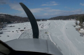 Νιου Χάμσαϊρ: Αεροσκάφος ετοιμάζεται να προσγειωθεί σε παγωμένη λίμνη