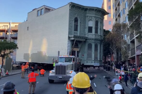 Σαν Φρανσίσκο: Βικτοριανή κατοικία, ηλικίας 139 ετών, μεταφέρθηκε με φορτηγό 7 τετράγωνα πιο πέρα για να μην κατεδαφιστεί