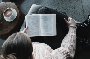 Μια γυναίκα διαβάζει βιβλίο