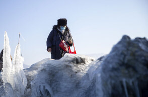 Ελβετία: Γυναίκα με μάσκα για τον κορωνοϊό