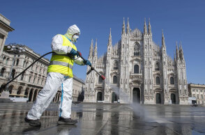 Απολύμανση για κορωνοϊό μπροστά από τον καθεδρικό του Duomo στο Μιλάνο