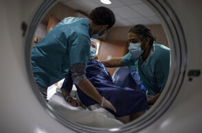 Κορωνοϊός στην Ευρώπη - Υγειονομικοί φροντίζουν ηλικιωμένο άτομο θετικό στην Covid-19