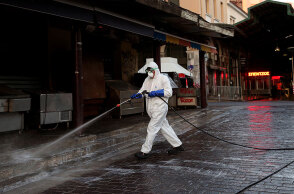 Απολύμανση στο κέντρο της Αθήνας για κορωνοϊό