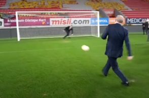 Ο Τούρκος πρόεδρος, Ρετζέπ Ταγίπ Ερντογάν, εκτελεί πέναλτι 