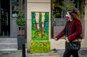 Αττική - Κορωνοϊός: Κοπέλα με μάσκα περνά μπροστά από κατάστημα στο κέντρο της Αθήνας, ενώ βρίσκεται σε ισχύ το σκληρό τοπικό lockdown