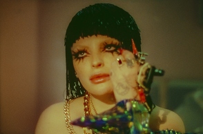 Η FAANGS σε στιγμιότυπο από το μουσικό βίντεο του τραγουδιού της, Relapse