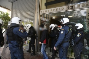 Στιγμιότυπο από τις προσαγωγές για την κατάληψη στο Υπουργείο Πολιτισμού