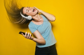 Κοπέλα που ακούει μουσική