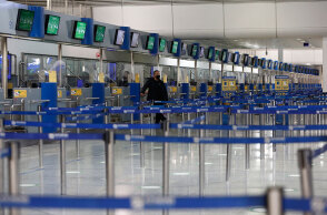 Διεθνές Αεροδρόμιο «Ελευθέριος Βενιζέλος» - Ταξιδιώτης με μάσκα για τον κορωνοϊό