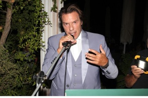 Ο ηθοποιός Στράτος Τζώρτζογλου