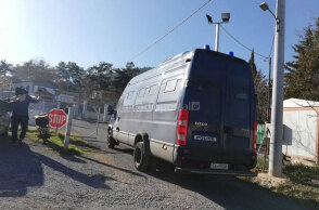 Δημήτρης Λιγνάδης: Το βαν του Μεταγωγών που μεταφέρει τον σκηνοθέτη και ηθοποιό, έφθασε στις φυλακές Τρίπολης