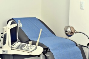 Ένας 49χρονος μαιευτήρας καταδικάστηκε χθες σε ποινή κάθειρξης 12 ετών από το ποινικό δικαστήριο του Ερό στην νότια Γαλλία