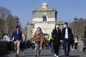 Πολίτες με μάσκες σε δρόμο της Ιταλίας