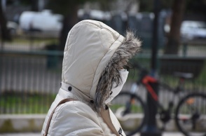 Γυναίκα με μάσκα και κουκούλα 