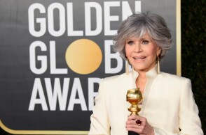 Η Τζέιν Φόντα με το βραβείο της Χρυσής Σφαίρας