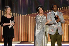 Από αριστερά: Εϊμι Πόλερ, Μάγια Ρούντολφ και Κίναν Τόμσον στις Χρυσές Σφαίρες 2021