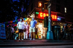 Πολίτες με μάσκες στη Νέα Υόρκη