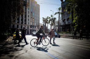 Κορωνοϊός στην Αττική: Ποδηλάτης και πεζοί διασχίζουν διάβαση στην Πανεπιστημίου