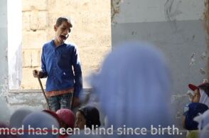 O 9χρονος τυφλός δάσκαλος του σχολείου της Τάιζ