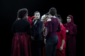 Γυναίκες που κοιτούν η μία την άλλη