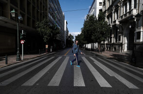 Σκληρότερο lockdown για τον κορωνοϊό: Άνδρας με μάσκα διασχίζει διάβαση πεζών στο κέντρο της Αθήνας