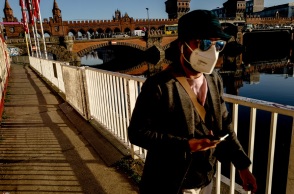 Πολίτης με μάσκα στη Γερμανία