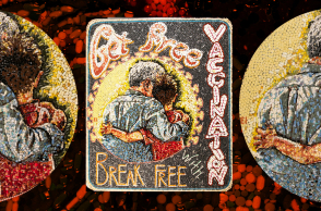 «Break free with vaccination», έργο της Ελένης Ιωαννίδου, ψηφιδωτό με ληγμένα