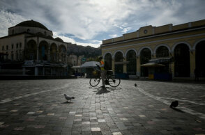 Lockdown στην Αττική για τον κορωνοϊό - Ποδηλάτης στην πλατεία στο Μοναστηράκι μπροστά από τον σταθμό του Ηλεκτρικού / Μετρό