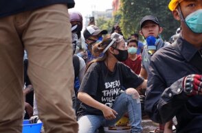 Η 19χρονη φορώντας τη μπλούζα με το μήνυμα «Όλα θα πάνε καλά»