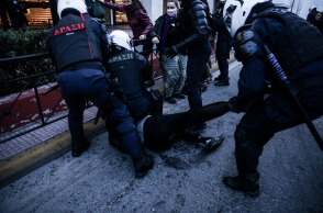 Επεισόδια στην Πανεπιστημίου σε διαδήλωση για τον Δημήτρη Κουφοντίνα - Αστυνομικοί ακινητοποιούν διαδηλωτή