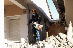 Σεισμός στην Ελασσόνα - Στιγμιότυπα από την επέμβαση της Πυροσβεστικής στα σπίτια που κατέρρευσαν