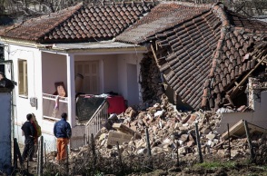 Κατέρρευσε τμήμα κτηρίου μετά τον σεισμό στην Ελασσόνα