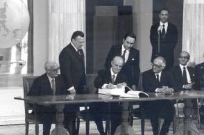 Κωνσταντίνος Καραμανλής / Υπογραφή συμφωνίας ένταξης της Ελλάδας στην ΕΟΚ