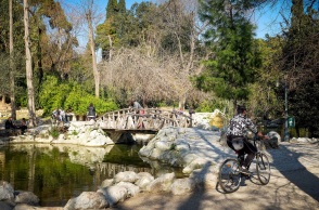 Άνθρωποι που κάνουν βόλτα στον Εθνικό Κήπο στην Αθήνα κατά τη διάρκεια του lockdown