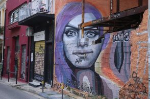 Γκράφιτι στου Ψυρρή - Στις 19.00 το απόγευμα ξεκινά σήμερα Κυριακή η απαγόρευση κυκλοφορίας στην Αττική, σύμφωνα με τα μέτρα για το lockdown