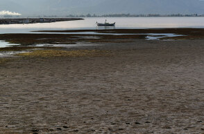 Ναύπλιο: Τεράστια άμπωτη σε παραλία - Υποχώρησε η στάθμη της θάλασσας