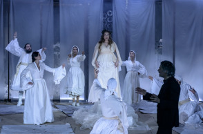 «Ελεύθεροι Πολιορκημένοι. Από την πρώτη σκηνή της παράστασης. Σε πρώτο πλάνο ο ποιητής (Αντώνης Μυριαγκός) και στη μέση η Μούσα (Λένα Δροσάκη). 