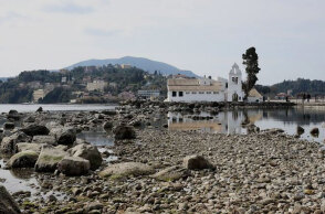 Στην Κέρκυρα η θάλασσα υποχώρησε, αποκαλύπτοντας τον βυθό στο Ποντικονήσι