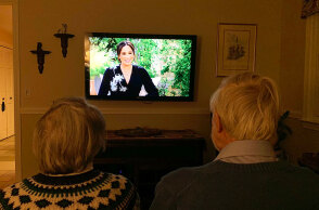 Αμερικανοί παρακολουθούν στην τηλεόραση τη συνέντευξη Μέγκαν - Χάρι στην Όπρα Γουίνφρεϊ