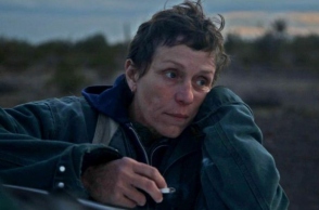 Η Φράνσις ΜακΝτόρμαντ στην ταινία «Nomadland» της Κλόι Ζάο