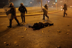 Νέα Σμύρνη - Επεισόδια: Ο αστυνομικός που ξυλοκοπήθηκε από διαδηλωτές