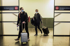 Αυστρία - Κορωνοϊός: Ταξιδιώτες με μάσκα στο διεθνές αεροδρόμιο στη Βιέννη