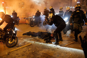 Επεισόδια στη Νέα Σμύρνη: Πεσμένος στο οδόστρωμα ο τραυματισμένος αστυνομικός