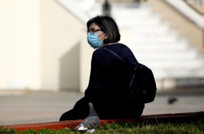 Γυναίκα με μάσκα