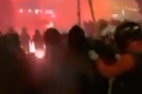 Νέα Σμύρνη - Αστυνομικός: Με καδρόνια τον χτυπούσαν, ενώ ήταν πεσμένος στο έδαφος