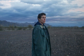 Η Φράνσις ΜακΝτόρμαντ στην ταινία «Nomadland» της Κλόι Ζάο