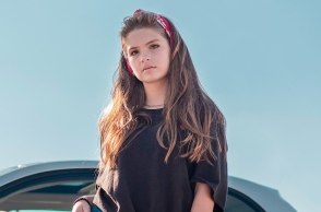 Κοπέλα στέκεται μπροστά από αμάξι