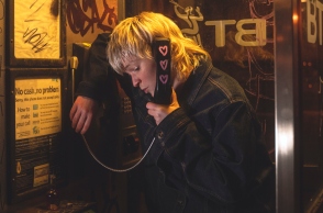 Η τραγουδίστρια Billy Nomates μιλάει σε τηλεφωνικό θάλαμο