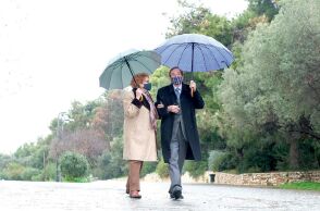 Η Μάρω Κοντού και ο Γιώργος Κωνσταντίνου στο σποτ «Το ραντεβού» για το εμβόλιο κατά του κορωνοϊού