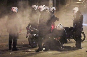 Νέα Σμύρνη: Ο τραυματισμένος αστυνομικός στο οδόστρωμα